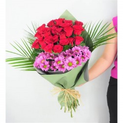 29 Kırmızı Gül & Pembe Papatya Buketi - Asil - Özel Fıstık Yeşili Kağıt Aranjman