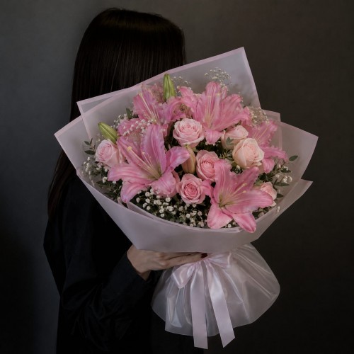 Pembe lilyum ve gül buketi