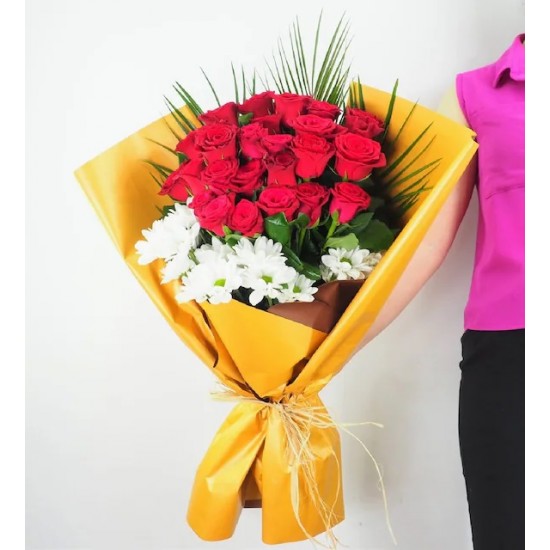 29 Kırmızı Gül Beyaz Papatya Buketi Asil Özel Hardal Kağıt Aranjman