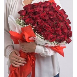 Kuçak Dolusu Mutluluk 50 Adet Kırmızı Gül Buketi