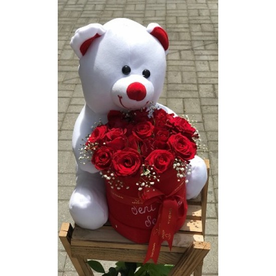 Kutuda Gül Tutan Ayıcık